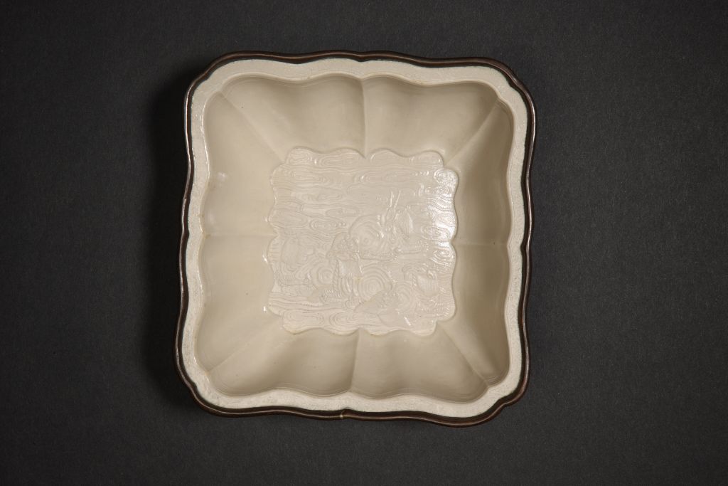 图片[2]-White glaze carved with Qianlong imperial poem printed with Tianlu, cloud pattern, flower mouth square wash-China Archive